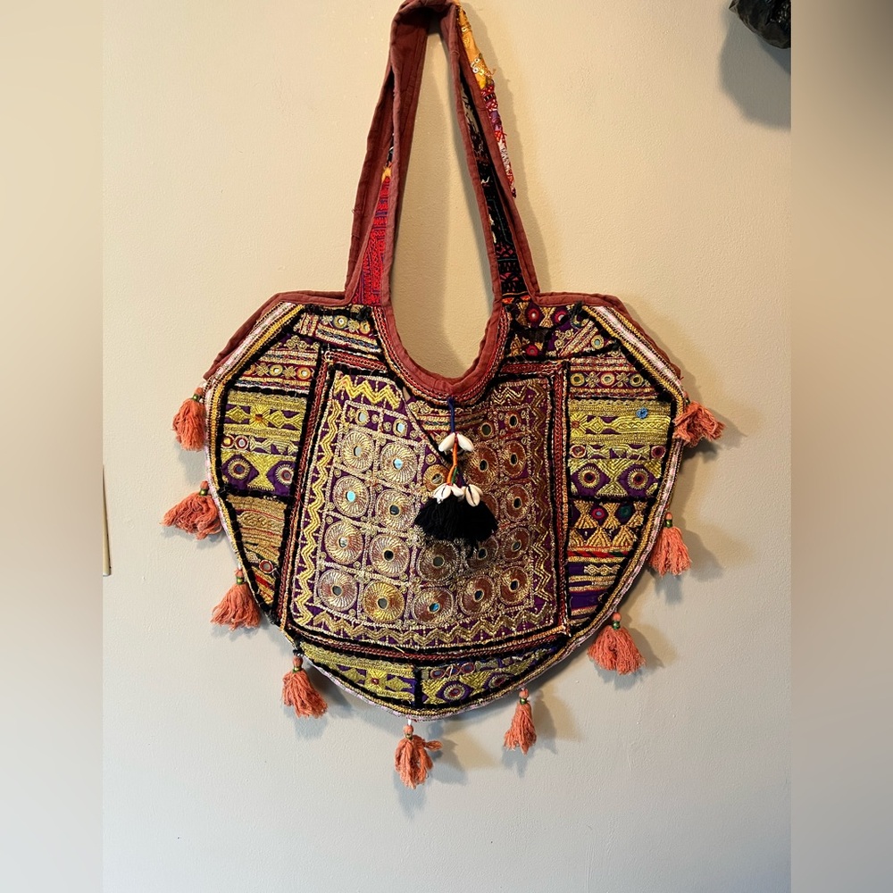 Vintage Banjara tote bag. Zip top, zip pocket inside. Mirrors, embroidery tassel